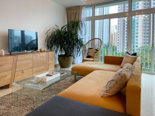 Chic Contemporary Apartment with Abundant Natural Light Near Essential Amenities