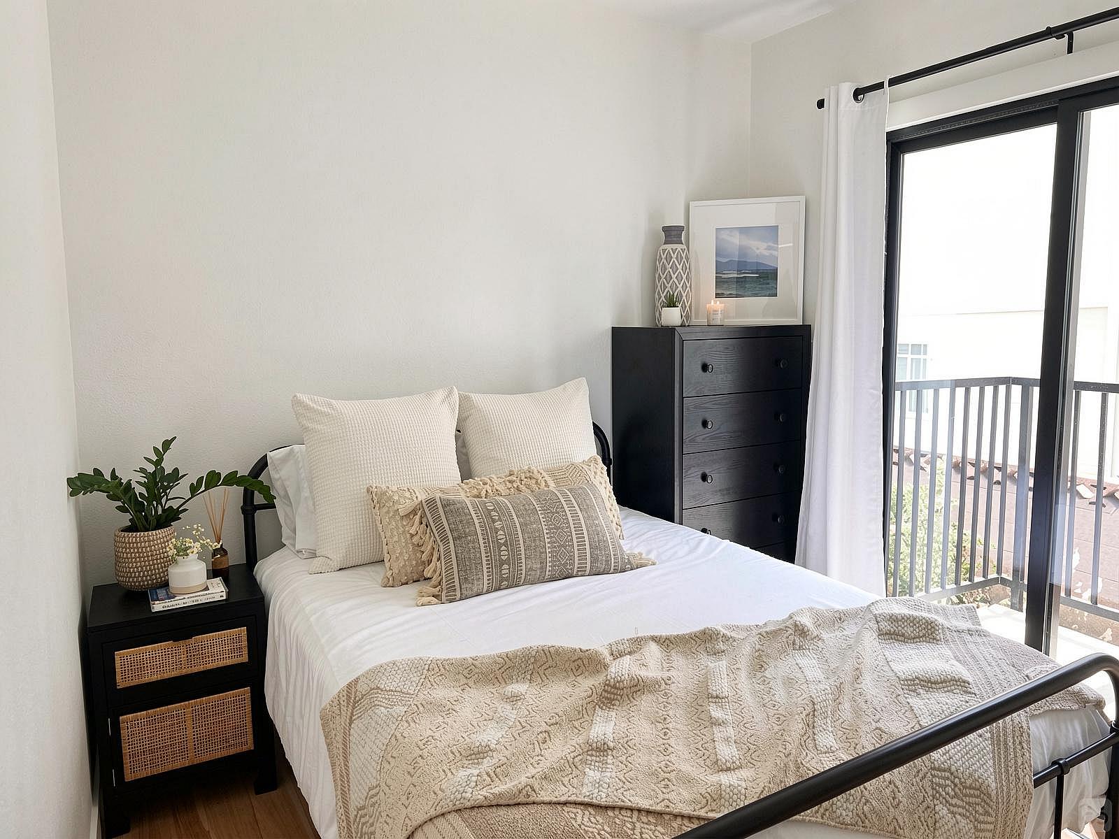  Bungalow I  -  Stunning Beautiful Apt. w/ nice neighborhood nearby Everett Park  - Gallery -  2