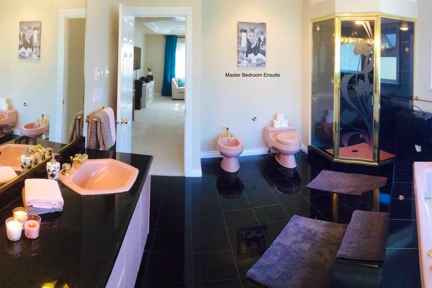  Huge Ensuite Master Bedroom ✨  -  Spacious Vibrant House w/ Backyard near Montgomery Park  - Gallery -  3