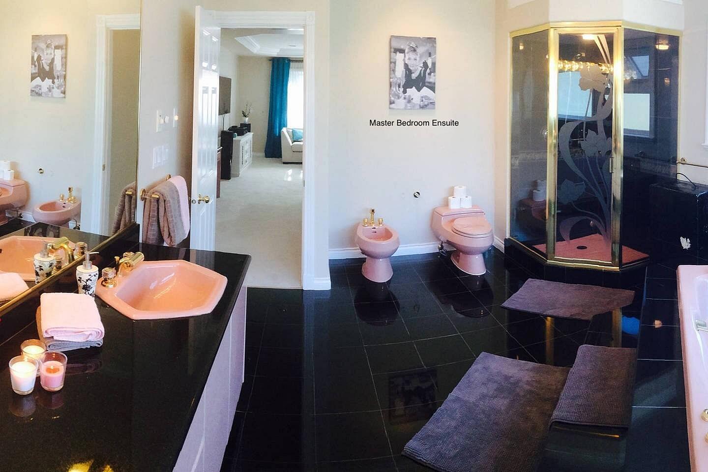  Huge Ensuite Master Bedroom ✨  -  Spacious Vibrant House w/ Backyard near Montgomery Park  - Gallery -  15