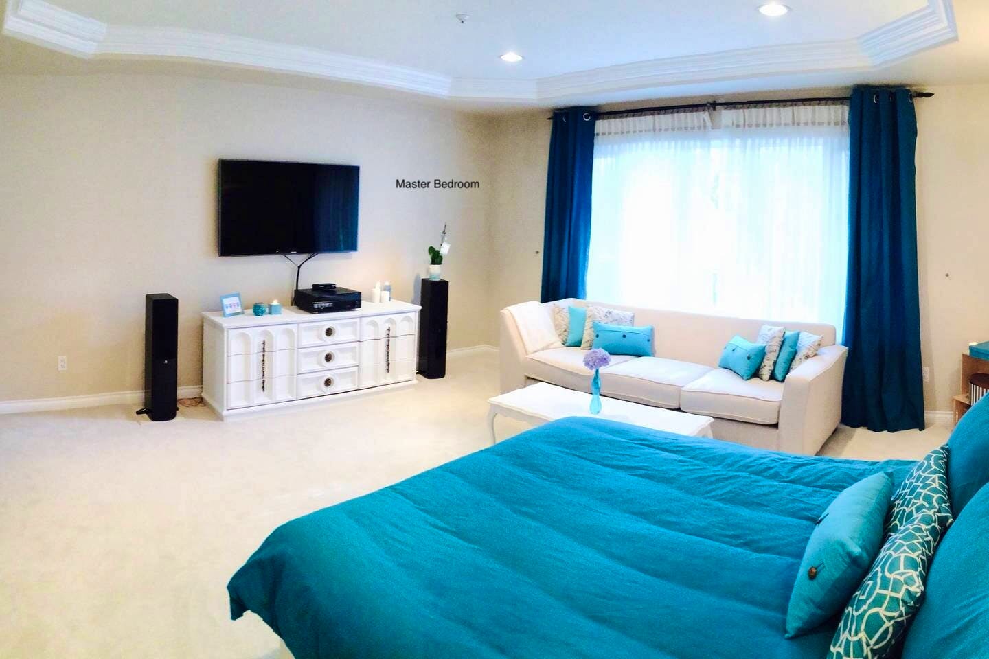  Huge Ensuite Master Bedroom ✨  -  Spacious Vibrant House w/ Backyard near Montgomery Park  - Gallery -  2
