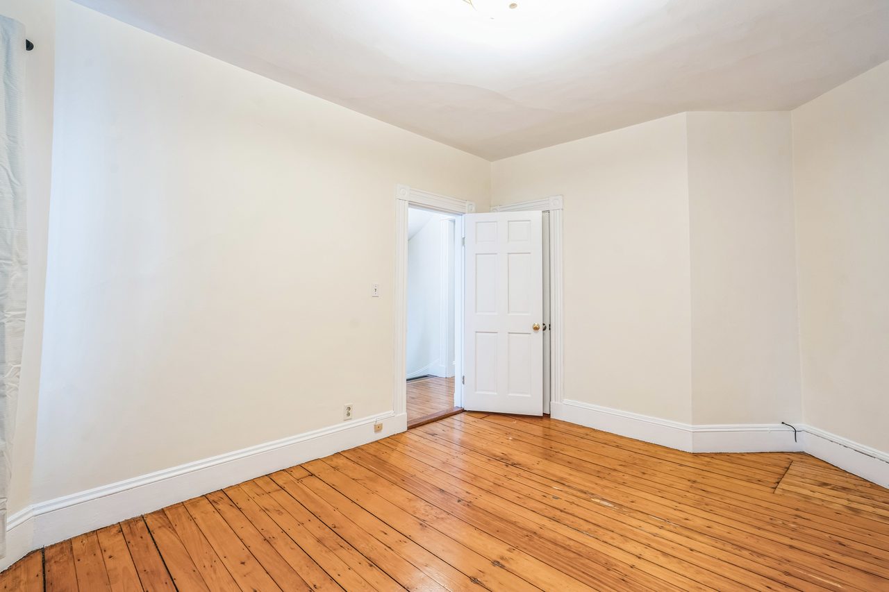#1826: Somerville - Queen Bedroom C - 13