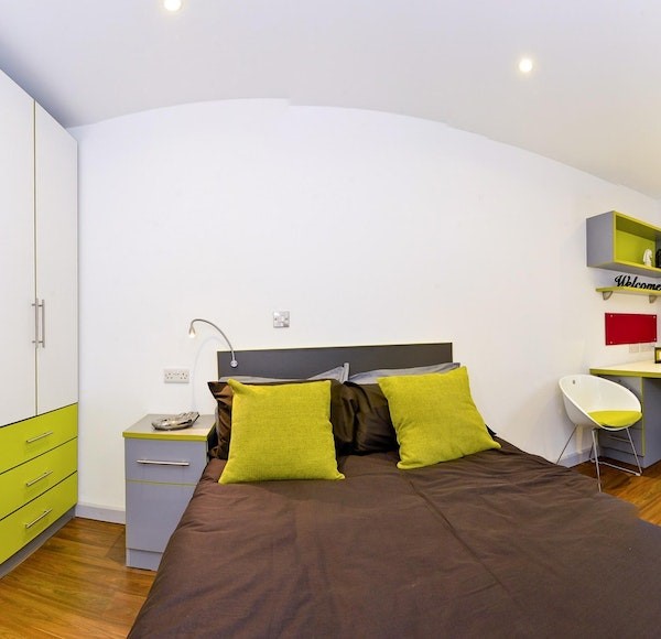 En-Suite Gold - The Boulevard Roost - Gallery - 8