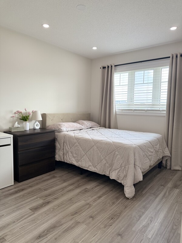 Room 2 Upper Level (Full Room) - Room for Student. Female Only - Gallery - 1