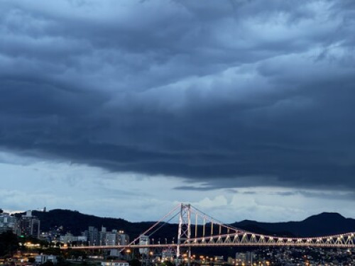 Quarto e banheiro privativo