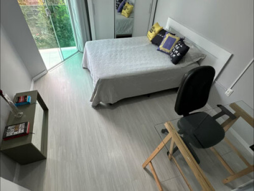 Quarto e banheiro privativo