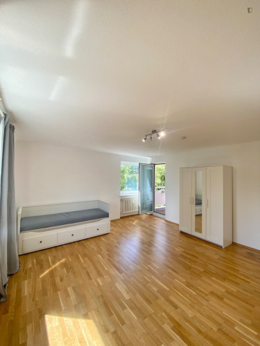 Spacious single bedroom in Milbertshofe