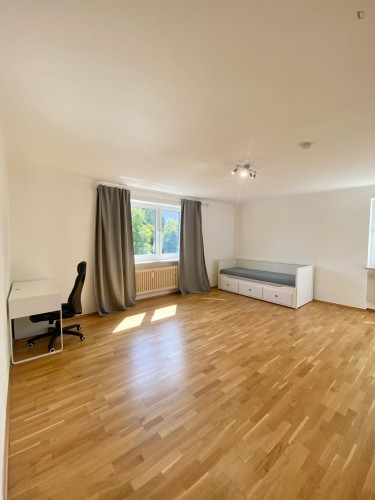 Spacious single bedroom in Milbertshofe