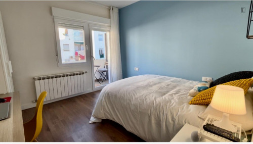 Bright double bedroom near the Portillo train station