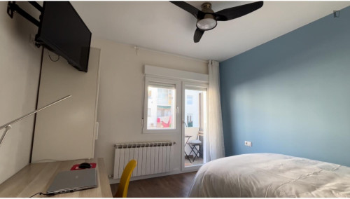 Bright double bedroom near the Portillo train station
