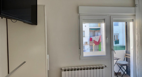 Bright double bedroom near the Portillo train station