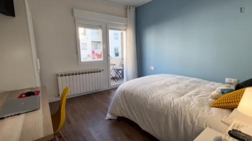 Bright double bedroom near the Portillo train station