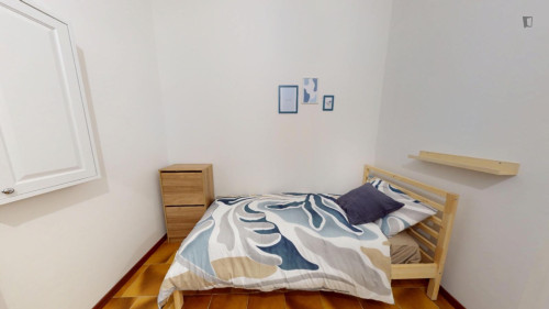 Single bedroom, with balcony, in 3-bedroom apartment - Gallery - 6