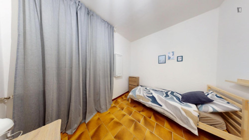 Single bedroom, with balcony, in 3-bedroom apartment - Gallery - 7