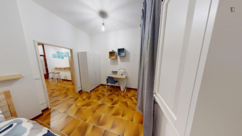 Single bedroom, with balcony, in 3-bedroom apartment