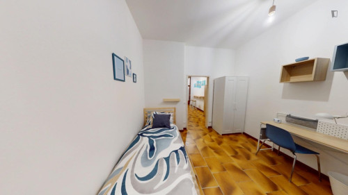 Single bedroom, with balcony, in 3-bedroom apartment