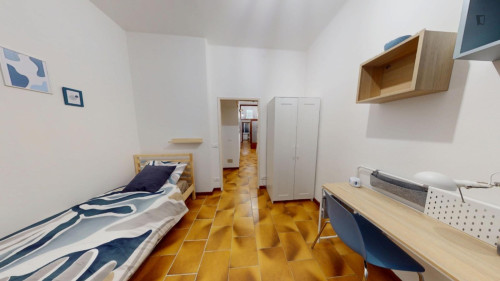 Single bedroom, with balcony, in 3-bedroom apartment - Gallery - 5