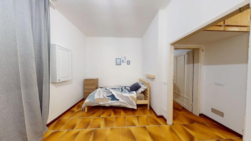 Single bedroom, with balcony, in 3-bedroom apartment