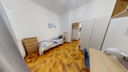 Single bedroom, with balcony, in 3-bedroom apartment