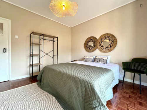 Double bedroom, with balcony, in 5-bedroom apartment