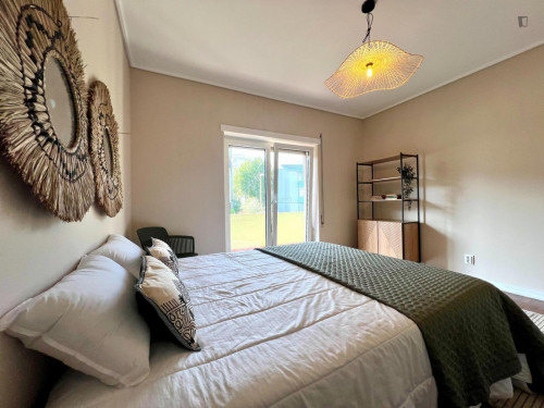 Double bedroom, with balcony, in 5-bedroom apartment