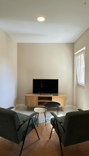 Double bedroom, with balcony, in 5-bedroom apartment