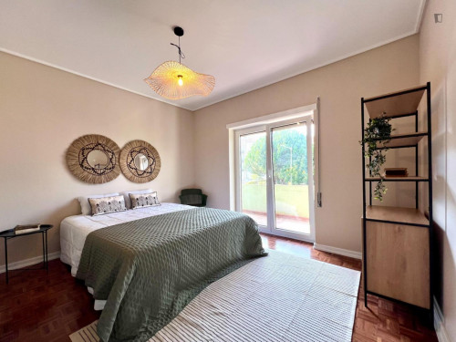 Double bedroom, with balcony, in 5-bedroom apartment