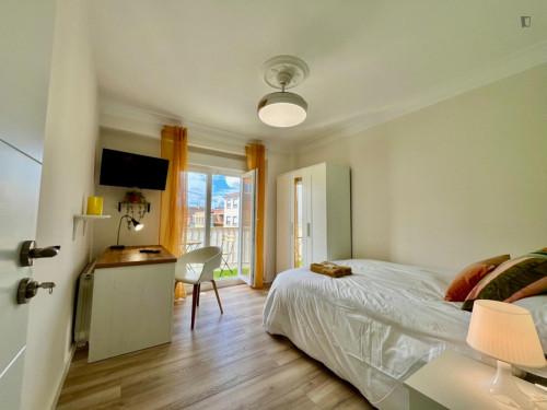 Lovely double bedroom with a balcony, in Delicias