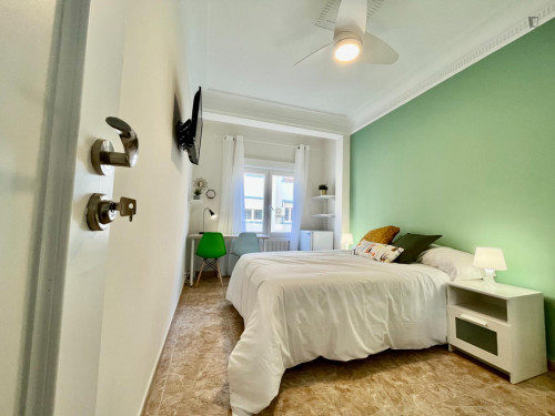 Cool double bedroom in shared flat near the University of Zaragoza