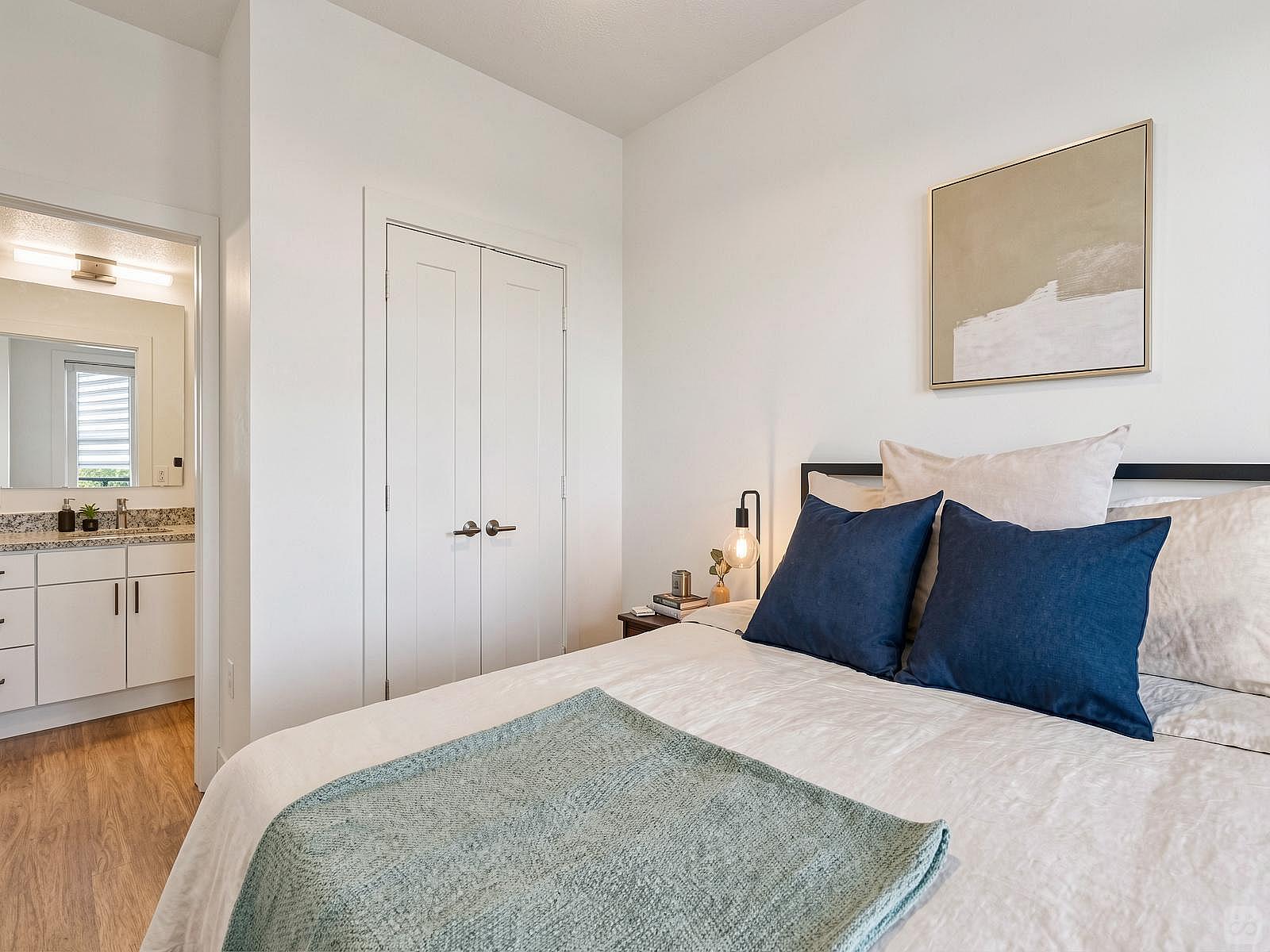 Bed In A 2-Bed Mixed Gender Room - Sophisticated Coliving in Luxurious River Oaks, Vibrant Montrose Neighborhood - Gallery - 1