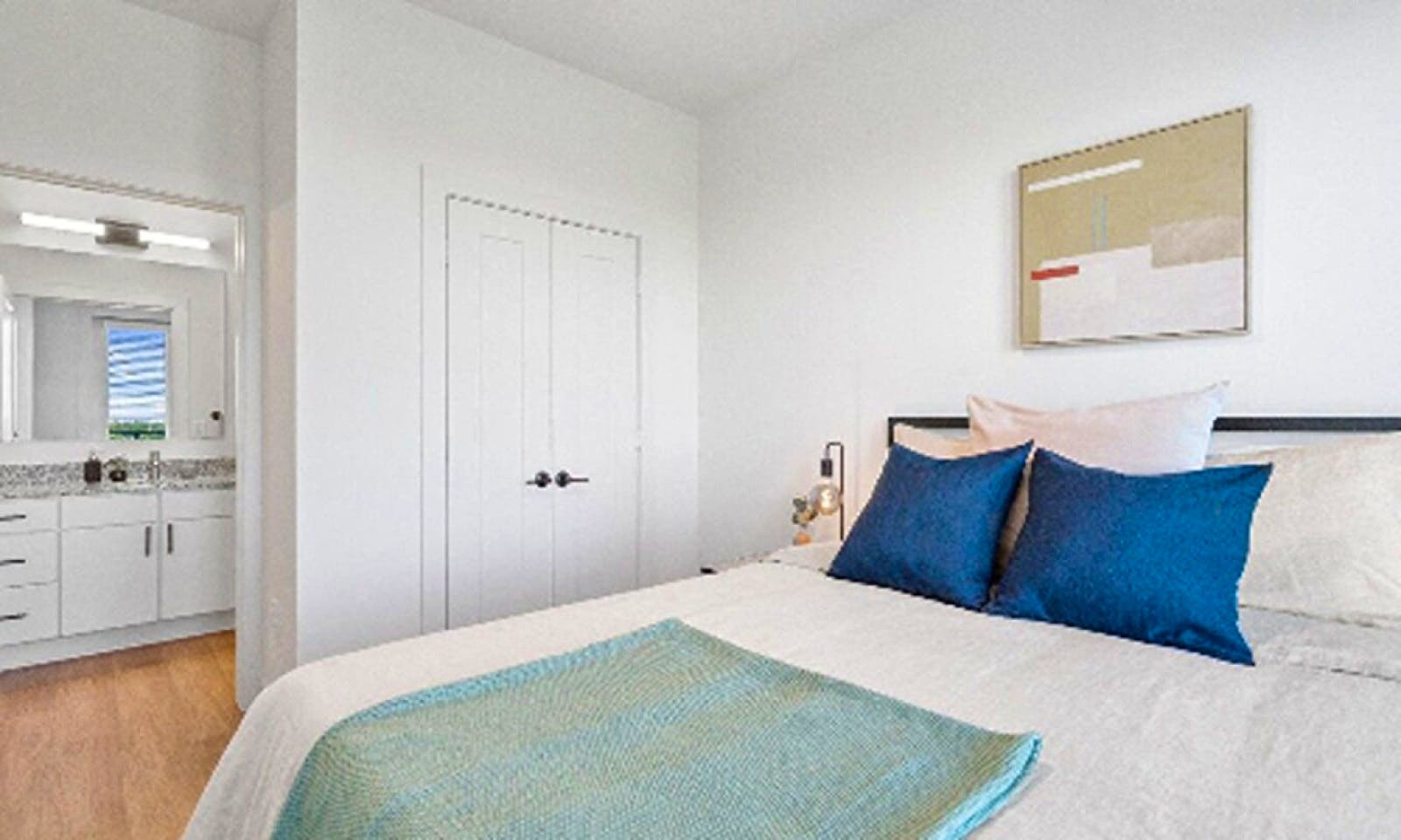 Bed In A 2-Bed Mixed Gender Room - Sophisticated Coliving in Luxurious River Oaks, Vibrant Montrose Neighborhood - Gallery - 5