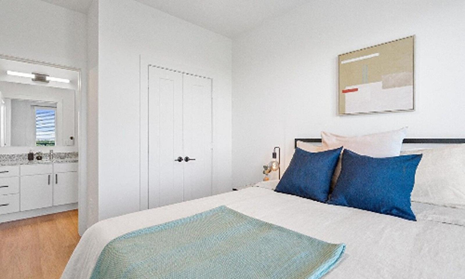 Bed In A 2-Bed Mixed Gender Room - Sophisticated Coliving in Luxurious River Oaks, Vibrant Montrose Neighborhood - Gallery - 2