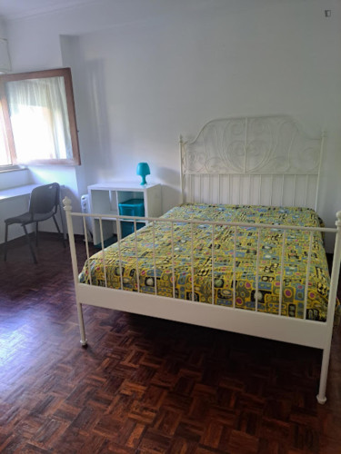 Welcoming double bedroom near Escola Superior de Educação