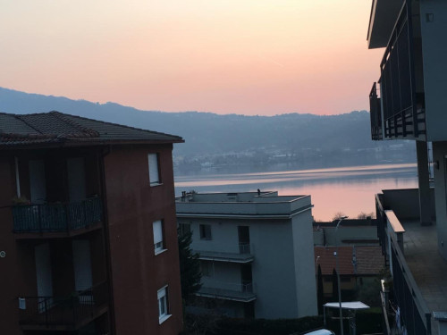 Bright Modern flat in Lecco with balcony and lake-view, close to public transp.