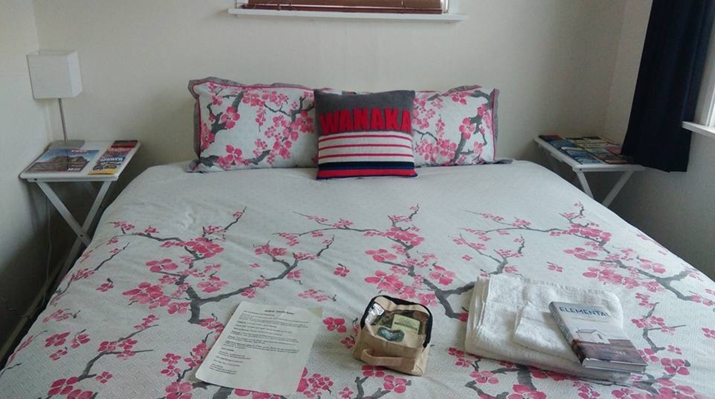  Room 1(Single Bed)  -  Wanaka-The Lake & Town at your door  - Gallery -  1