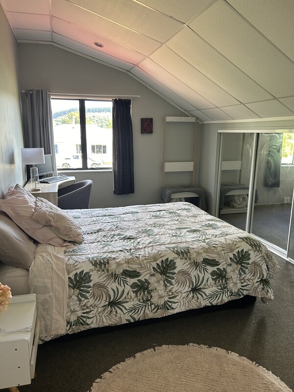 Queen Size Bed(Full Room) - Friendly Outdoorsy Family - Gallery - 1