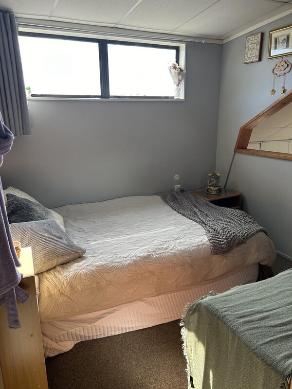 Small Double Bedroom(Full Room) - Friendly Outdoorsy Family - Gallery - 1
