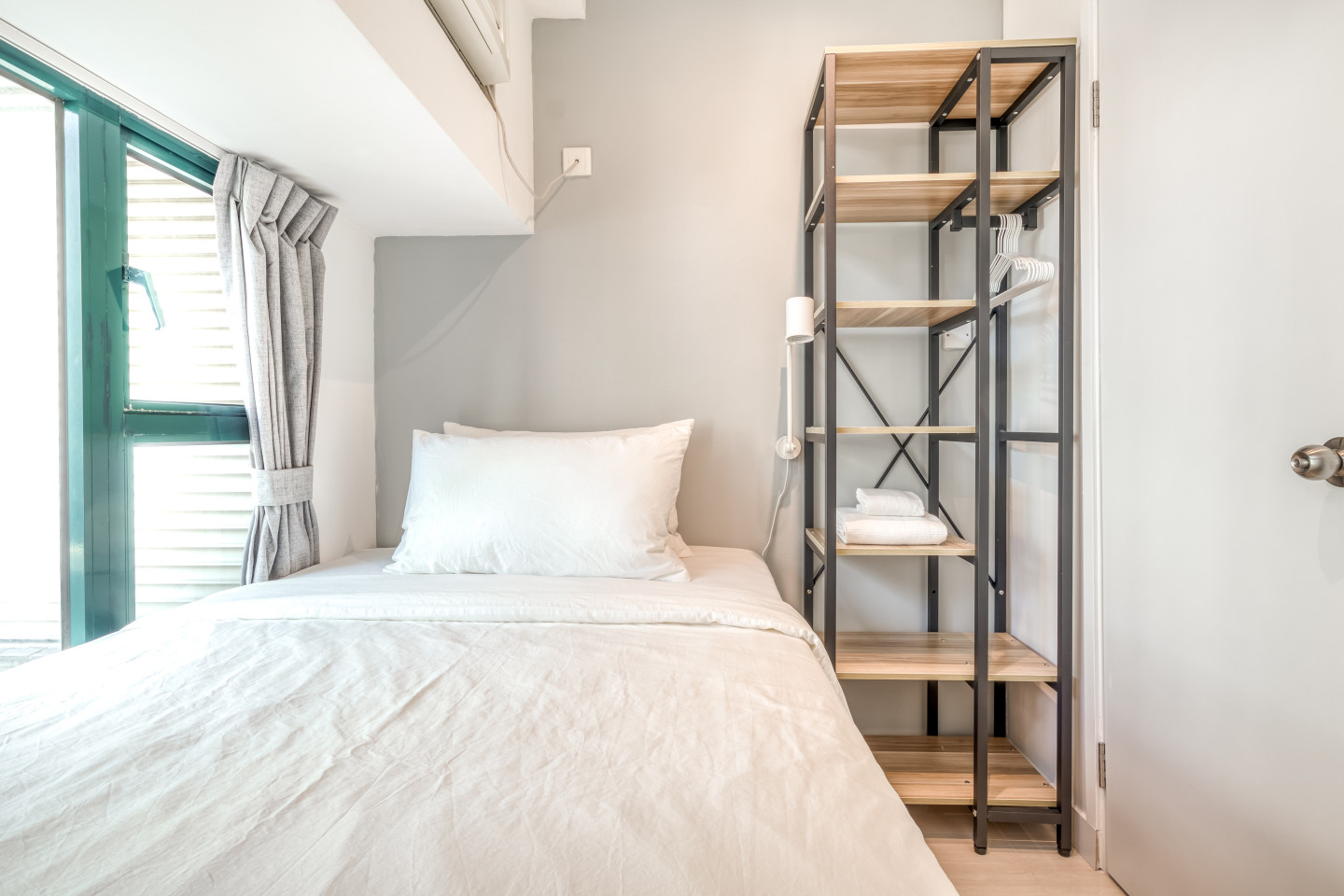  Private Room With Shared Bathroom 2  -  Chic and Comfortable Coliving in Scenic Kennedy Town Apartment  - Gallery -  5