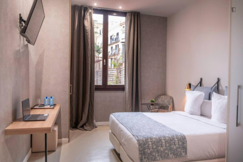 Comfortable double ensuite bedroom with access to a shared terrace in hotel in Ciutat Vella