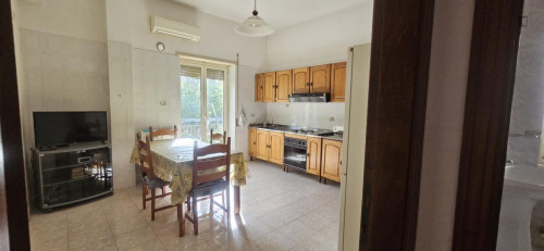 Single bedroom, with balcony, in 4-bedroom apartment