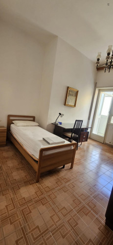 Single bedroom, with balcony, in 4-bedroom apartment