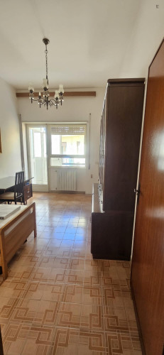 Single bedroom, with balcony, in 4-bedroom apartment