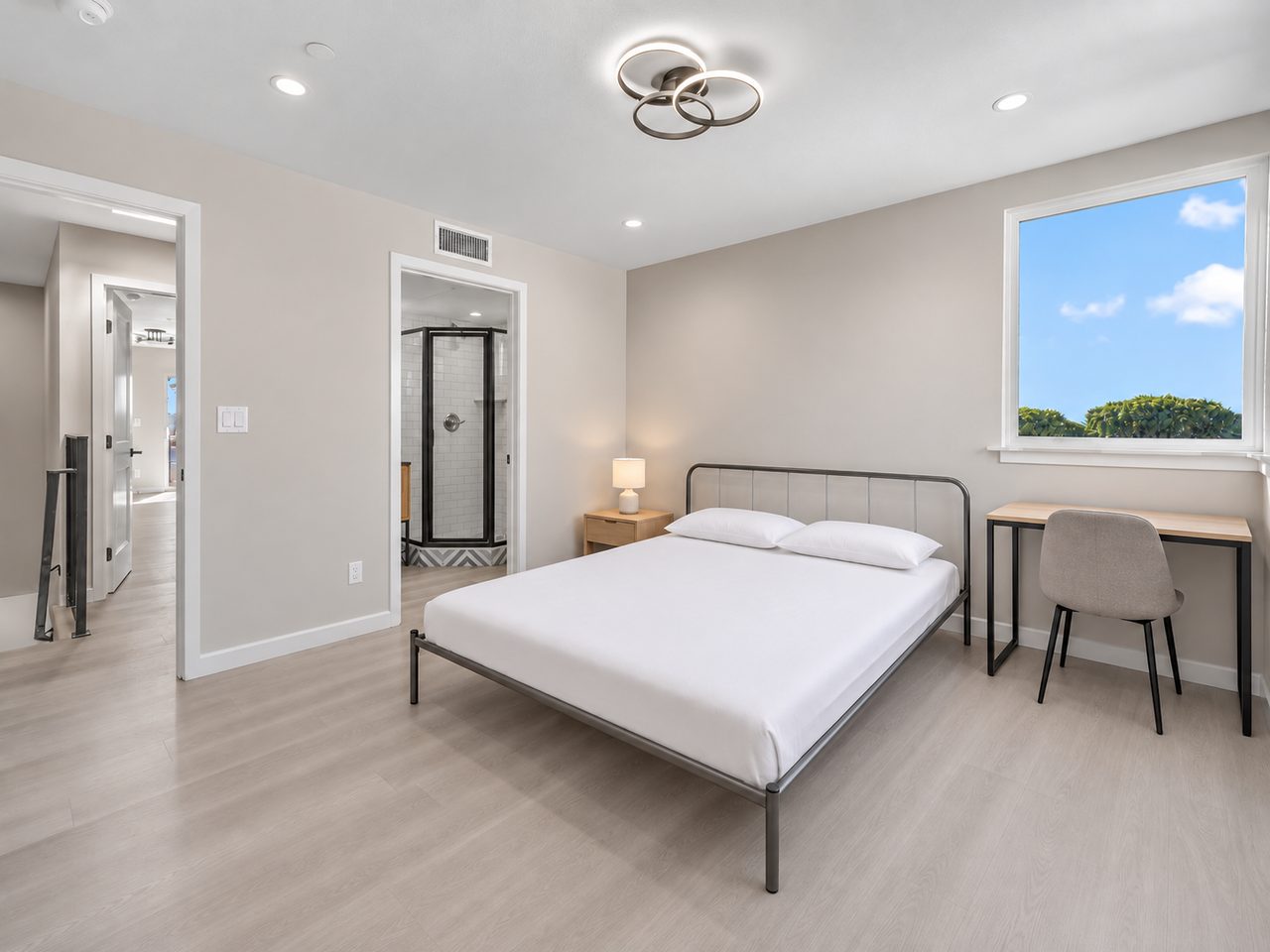 #1828: Boyle Heights - Queen Bedroom E W/ Private Bathroom - 1