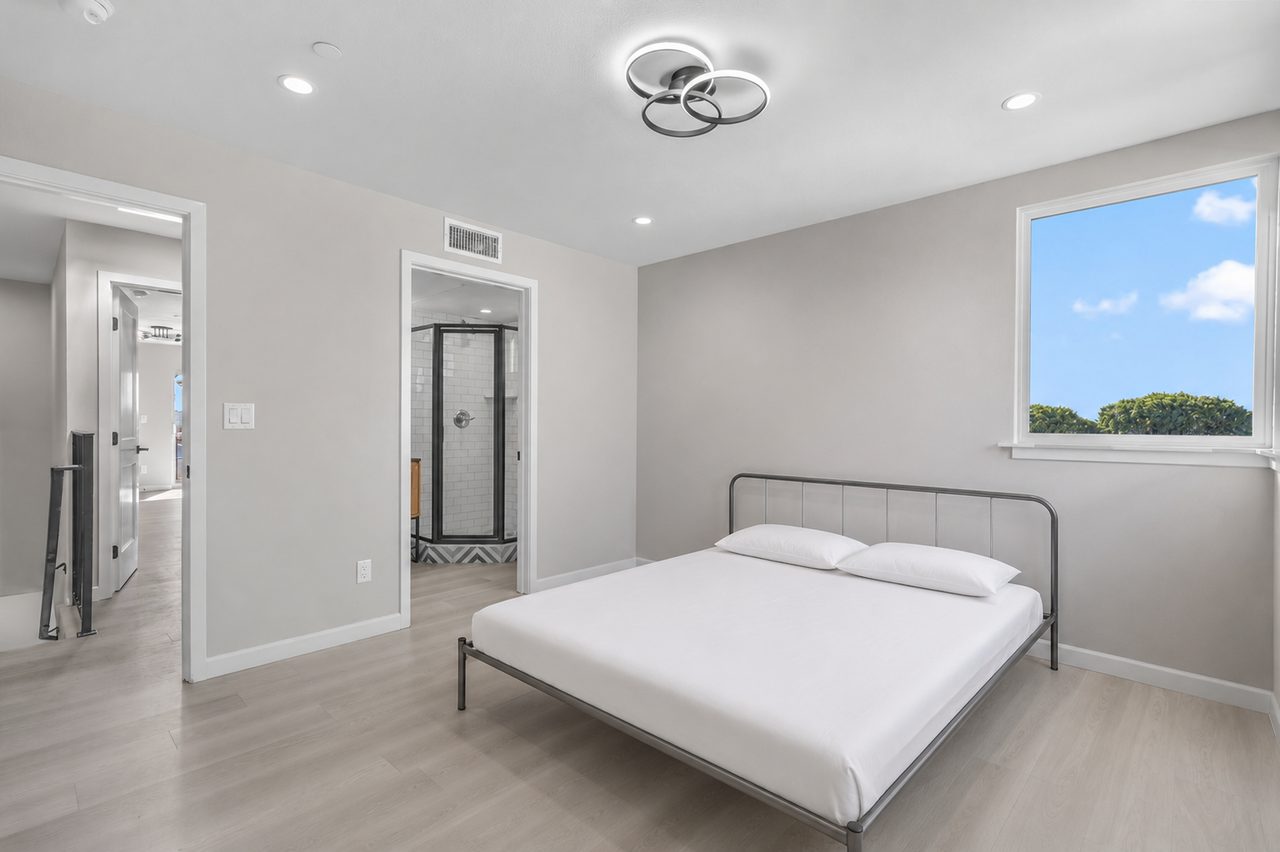 #1828: Boyle Heights - Queen Bedroom E W/ Private Bathroom - 12