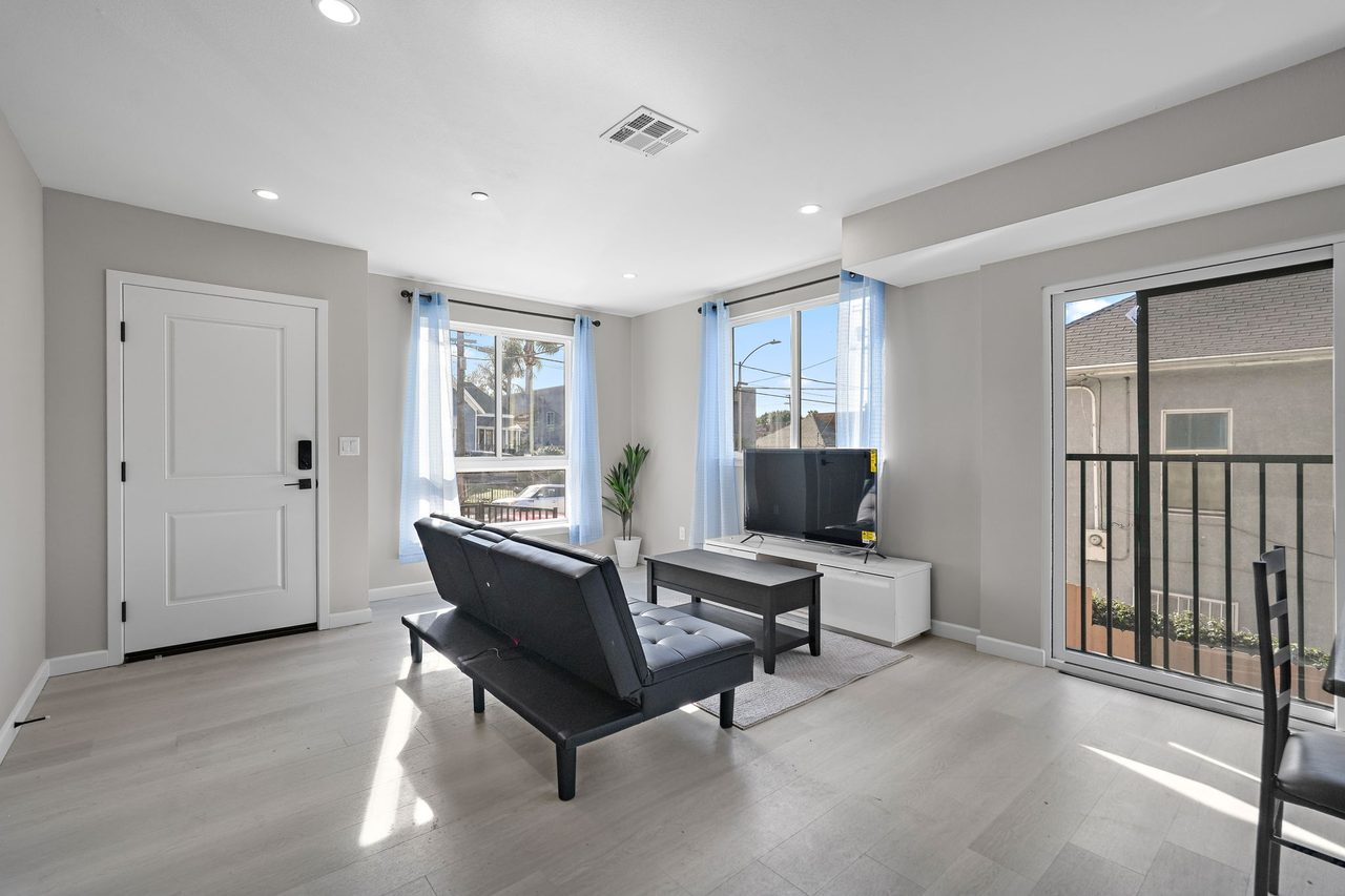  #1828: Boyle Heights - Queen Bedroom E W/ Private Bathroom  -  #1828: Boyle Heights  - Gallery -  6