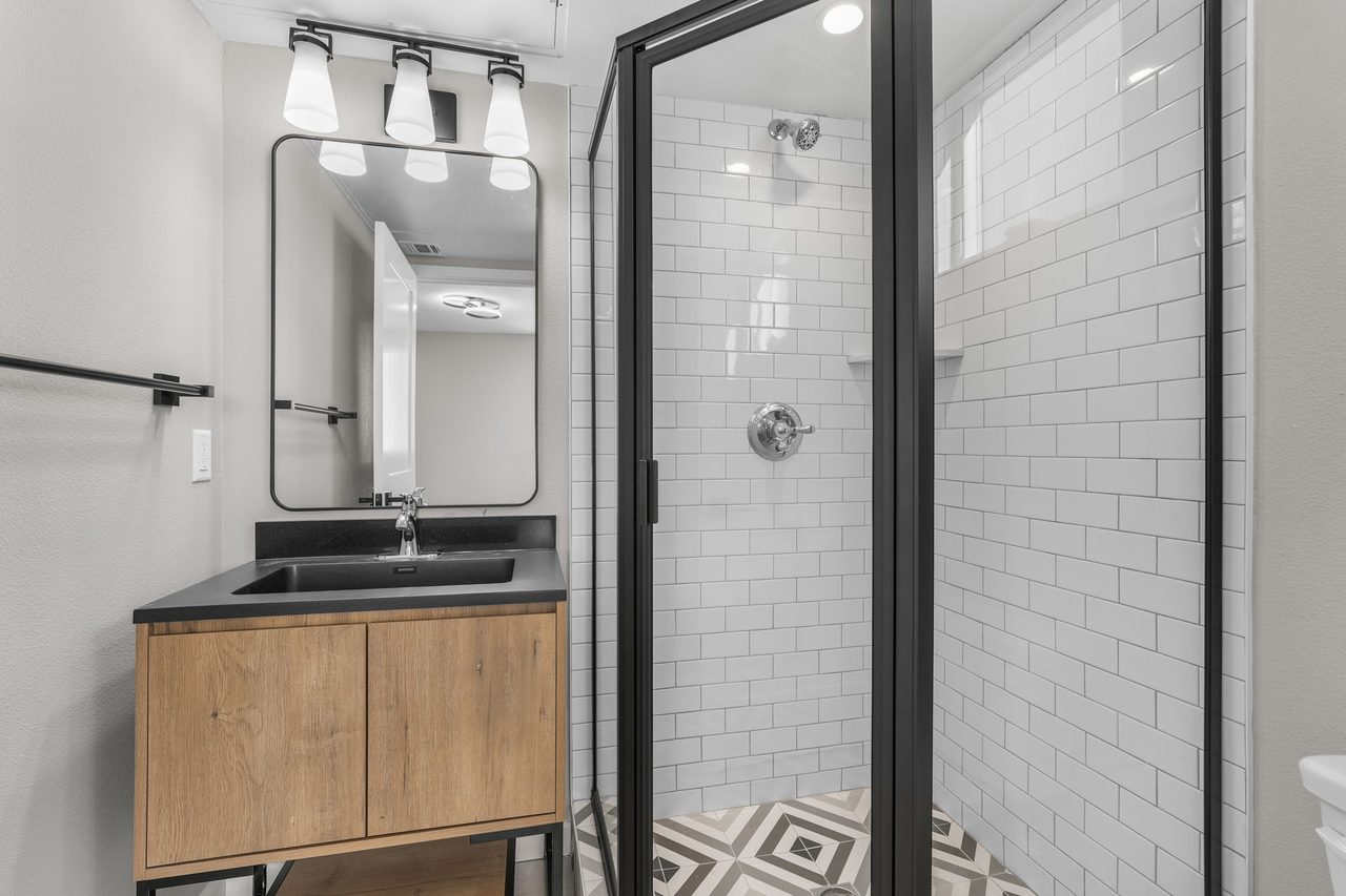  #1828: Boyle Heights - Queen Bedroom E W/ Private Bathroom  -  #1828: Boyle Heights  - Gallery -  3