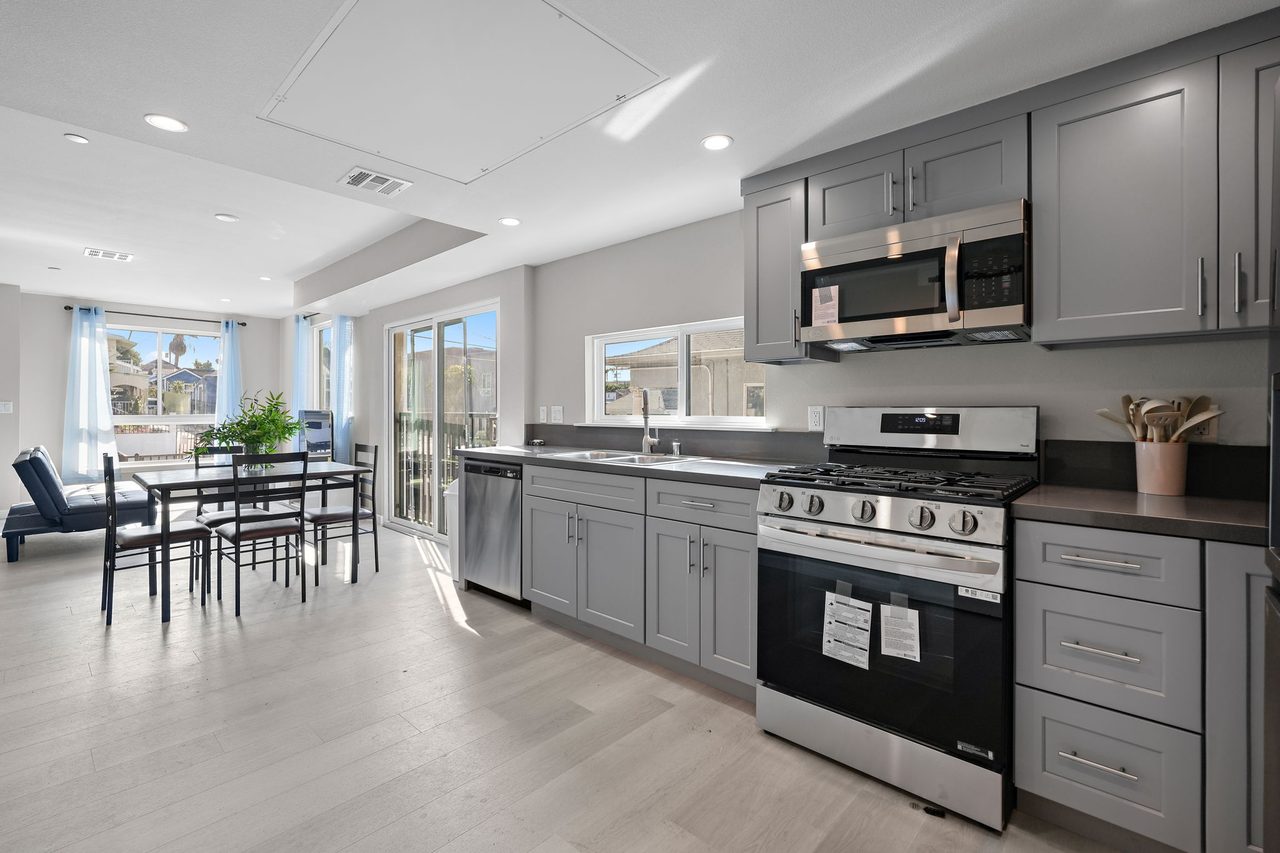  #1828: Boyle Heights - Queen Bedroom E W/ Private Bathroom  -  #1828: Boyle Heights  - Gallery -  9