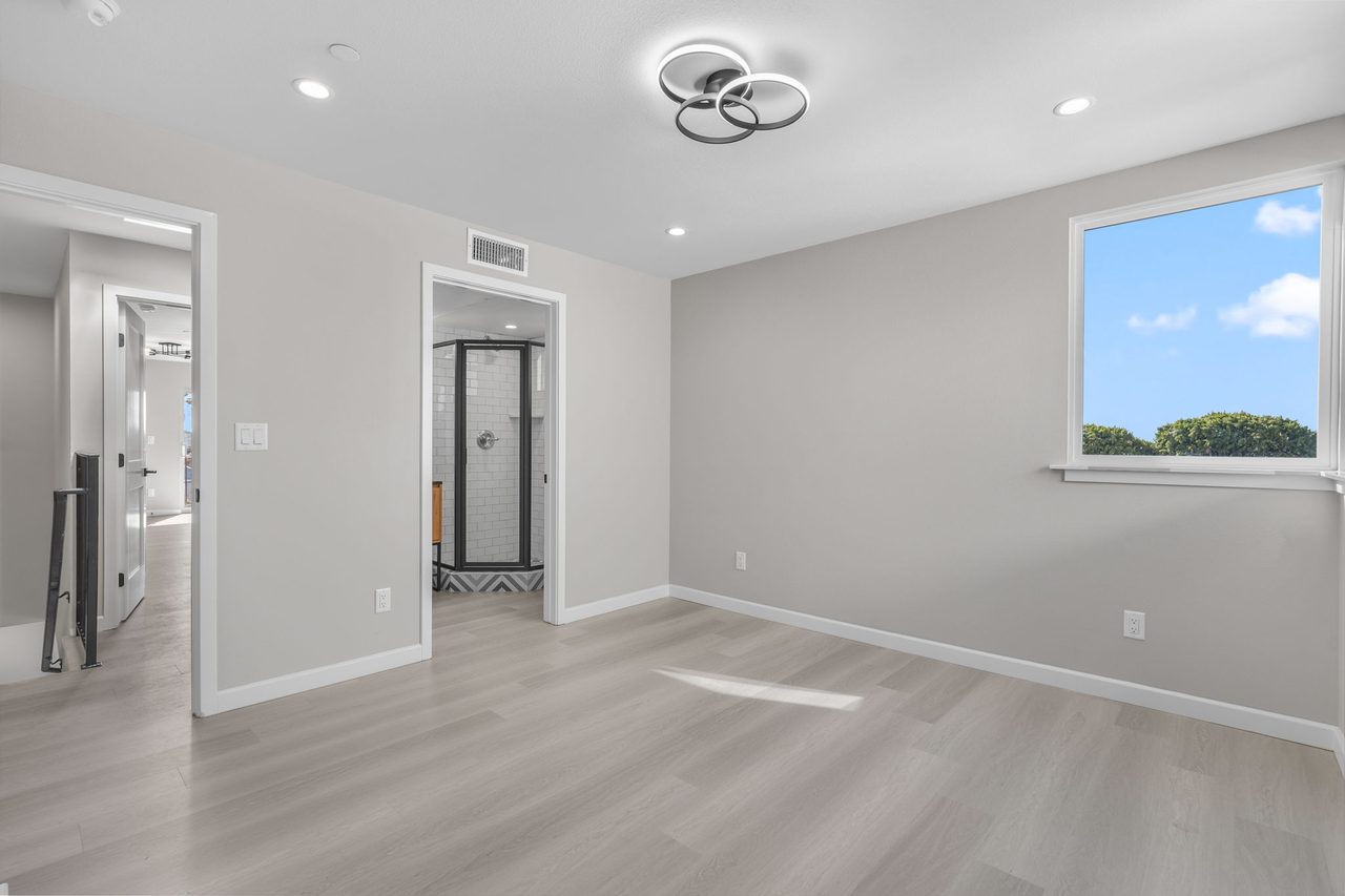  #1828: Boyle Heights - Queen Bedroom E W/ Private Bathroom  -  #1828: Boyle Heights  - Gallery -  2