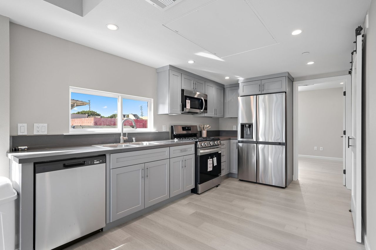  #1828: Boyle Heights - Queen Bedroom E W/ Private Bathroom  -  #1828: Boyle Heights  - Gallery -  8