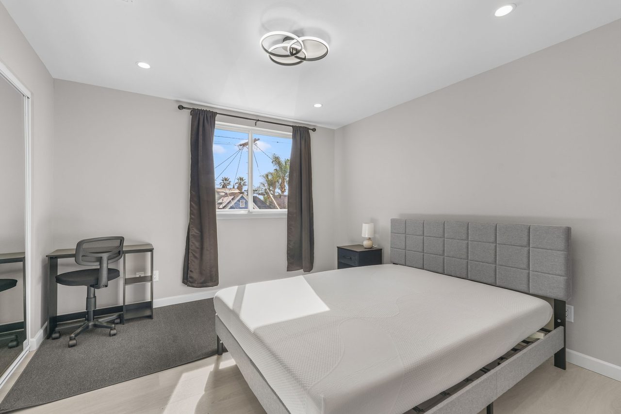  #1828: Boyle Heights - Queen Bedroom B W/ Private Bathroom  -  #1828: Boyle Heights  - Gallery -  2